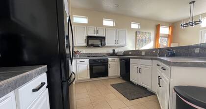 "BEAUTIFUL VIEWS" 5 Bed/3.5 Bath Sparks/Reno Lake Home - sleeps 20