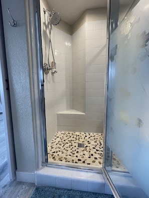 Ensemble douche/baignoire, sĂšche-cheveux, serviettes fournies, savon
