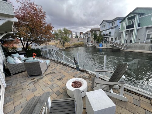 "BEAUTIFUL VIEWS" 5 Bed/3.5 Bath Sparks/Reno Lake Home - sleeps 20