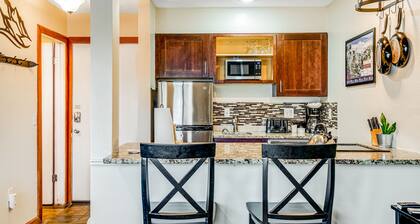 Riverfront studio near the mountains and downtown - athletic courts & gym