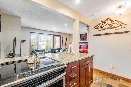 Riverfront studio near the mountains and downtown - athletic courts & gym