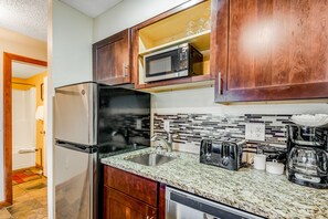 冰箱、微波炉、烤箱、炉灶