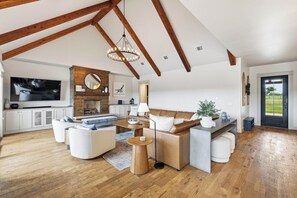 Smart TV, chimenea, reproductor de DVD y estéreo 