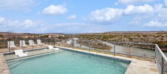On The Rocks PK: Beautiful 5 Bedroom 3 bath home with pool and hot tub