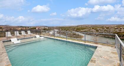 On The Rocks PK: Beautiful 5 Bedroom 3 bath home with pool and hot tub
