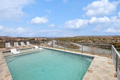 On The Rocks PK: Beautiful 5 Bedroom 3 bath home with pool and hot tub