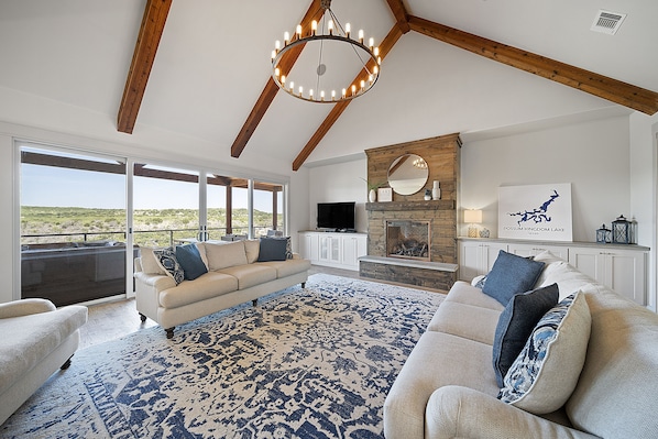 Smart TV, fireplace, DVD player, stereo