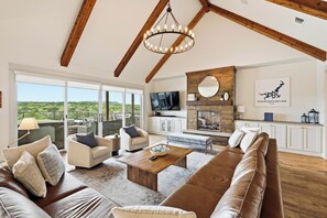 Smart TV, chimenea, reproductor de DVD y estéreo 