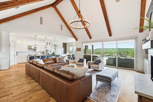 On The Rocks PK: Beautiful 5 Bedroom 3 bath home with pool and hot tub