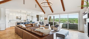 On The Rocks PK: Beautiful 5 Bedroom 3 bath home with pool and hot tub