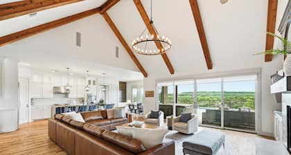 On The Rocks PK: Beautiful 5 Bedroom 3 bath home with pool and hot tub