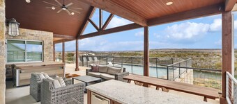 On The Rocks PK: Beautiful 5 Bedroom 3 bath home with pool and hot tub