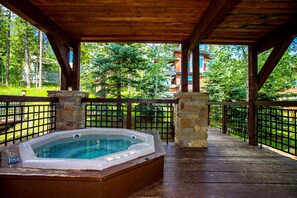 Tina de hidromasaje al aire libre