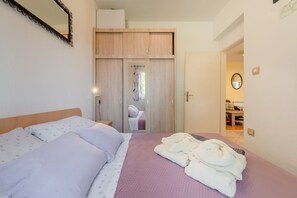 2 bedrooms, iron/ironing board, travel cot, free WiFi