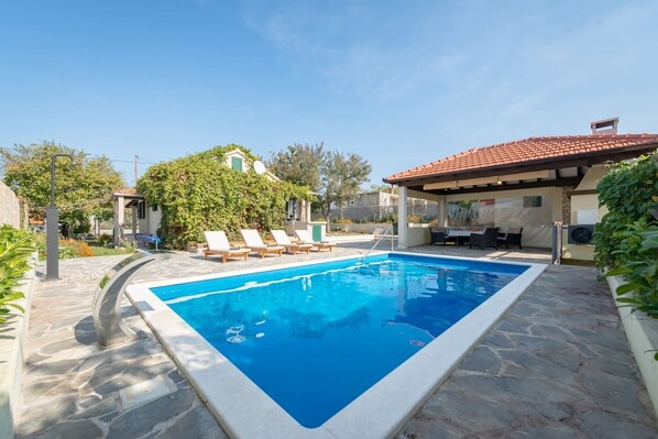 Ulkouima-allas, lämmitetty uima-allas