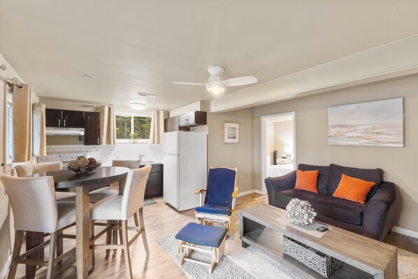 A modern living room with a dining area, a sofa, and a coffee table. - 8 Bed Exec Lux Stay w/Marine Views (Federal Way)