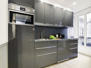 Réfrigérateur, micro-ondes, four, plaque de cuisson