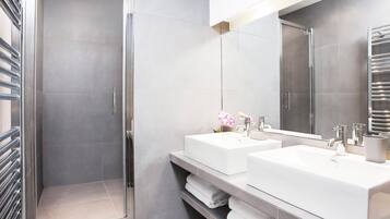 Ducha, secador de pelo, toallas, jabón