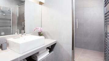 Douche, sĂšche-cheveux, serviettes fournies, savon