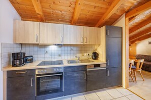 Fridge, microwave, oven, stovetop - Apartment 78sqm, balcony, kitchenette, 2 bedrooms, 1 living room, 4 p. (Ruhpolding)