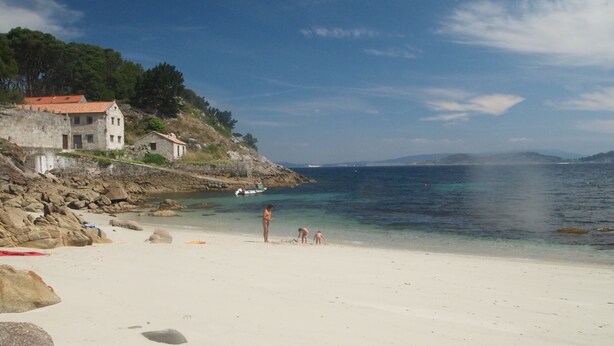 A beach with a stone building, clear water, and rocky shoreline. - Beautiful stone house in tranquil, rural setting (Pontevedra)