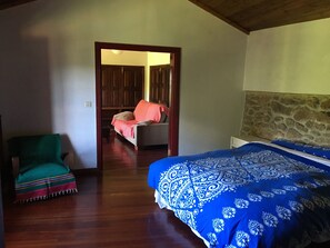 4 habitaciones, tabla de planchar con plancha, wifi y ropa de cama 