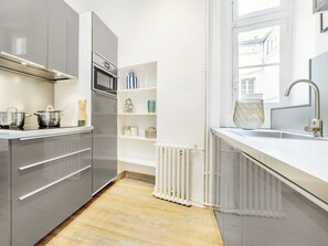 Coffee/tea maker, fridge, microwave, oven