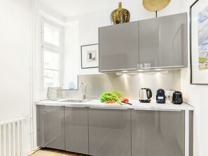Coffee/tea maker, fridge, microwave, oven