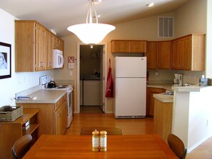 Fridge, microwave, oven, stovetop - Pacific View - Great Ocean Views (Yachats)