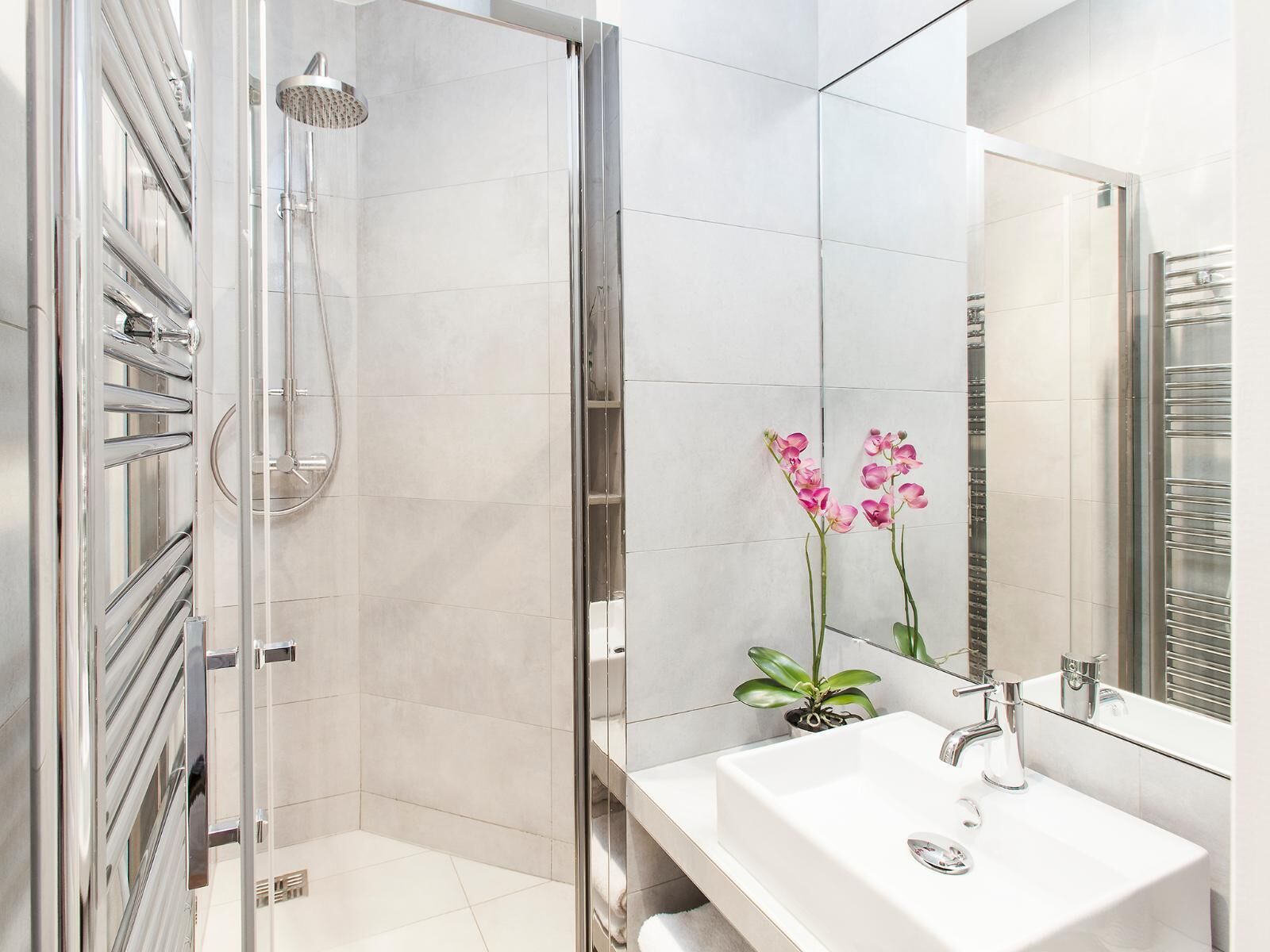 Dutxa, assecador de cabells, tovalloles i sabó 