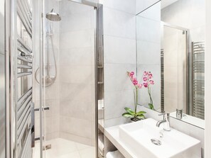 Dusche, Haartrockner, Handtücher, Seife