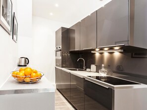 Kühlschrank, Mikrowelle, Ofen, Herdplatte