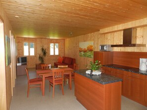 Fernseher, Tischfußball, Bücher