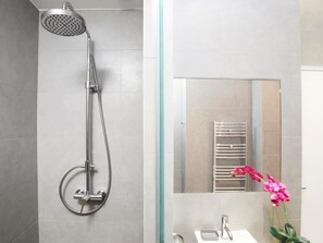 Dusche, Haartrockner, Handtücher, Seife
