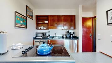 Microwave, stovetop, dishwasher, coffee/tea maker