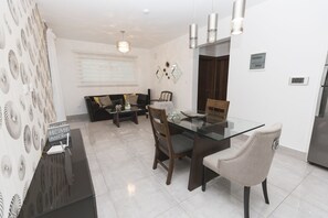 Appartement, 2 chambres | Restauration dans la chambre