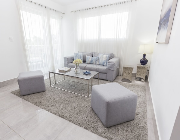 Appartement, 2 chambres | Aire de séjour | Téléviseur