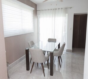 Loft | Repas dans la chambre