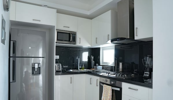 Standard Room | Private kitchen | Fridge, microwave, oven, stovetop