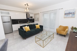 Apartment, 2 Schlafzimmer | Wohnbereich | Fernseher