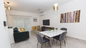 Appartement, 2 chambres | Restauration dans la chambre