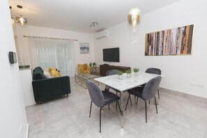 Apartment, 2 Schlafzimmer | Essbereich im Zimmer
