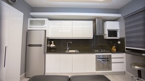 Luxe appartement | Privékeuken | Een koffiezetapparaat/waterkoker, een koelkast, een magnetron, een oven