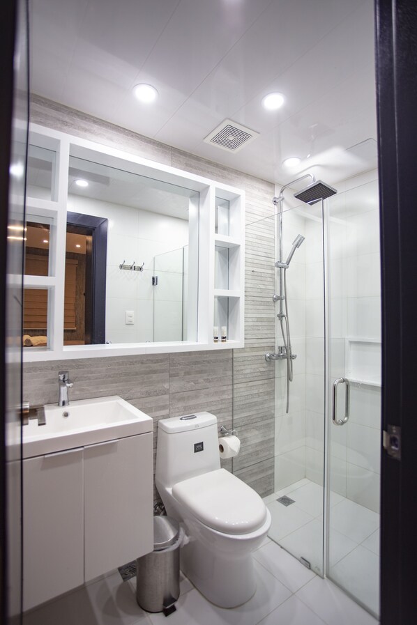 Luxury Apartment | Bathroom