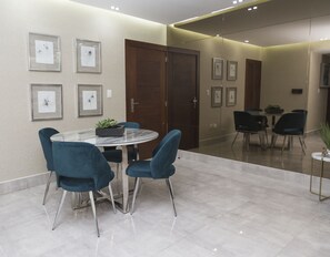 Luxury-Apartment | Essbereich im Zimmer