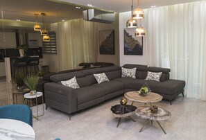 Luxury-Apartment | Wohnbereich | Flachbildfernseher