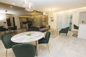 Luxury-Apartment | Essbereich im Zimmer