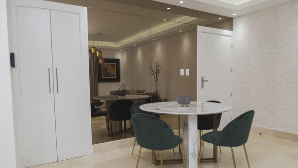 Exclusive-Apartment | Essbereich im Zimmer
