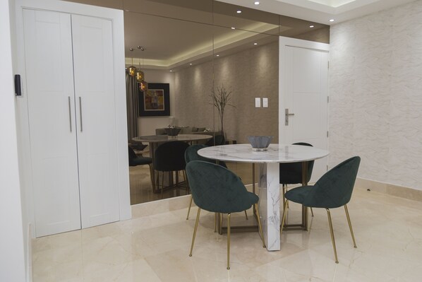 Exclusive-Apartment | Essbereich im Zimmer