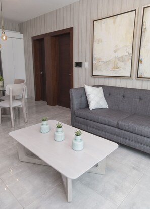 Apartamento empresarial | Área de estar | TV